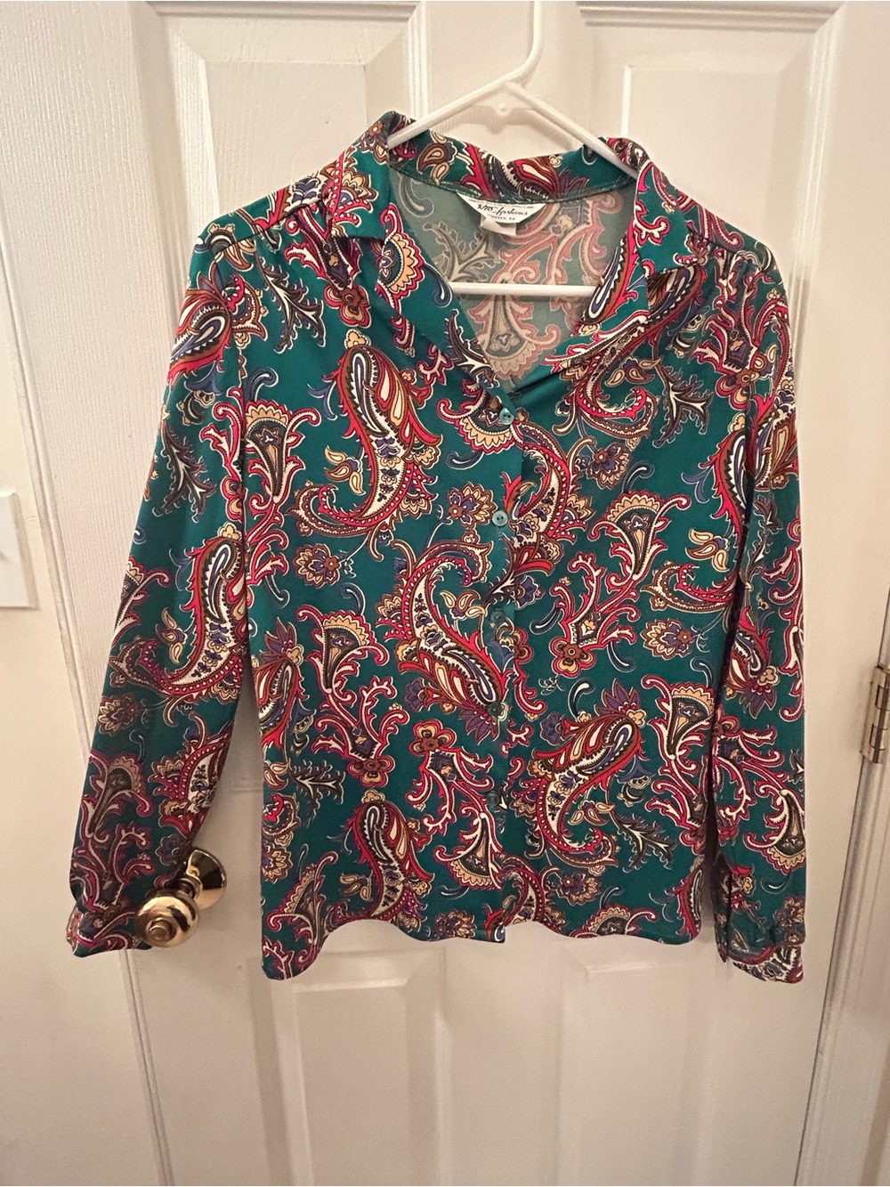 Green Paisley Button-Front Blouse with Long Sleeves